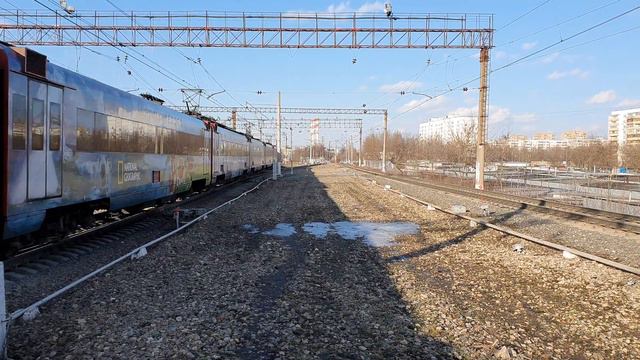 Разноцветный Аэроэкспресс, ЭД4МКМ-0001 по Бирюлёво с понимающей бригадой смотреть онлайн