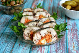 Рулет из скумбрии с начинкой