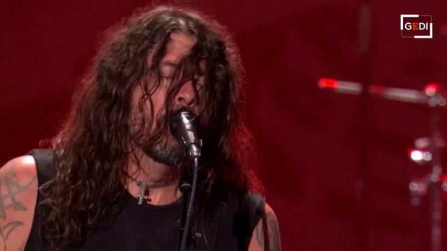 Foo Fighters, Dave Grohl in lacrime sul palco per l'ex batterista Taylor Hawkins смотреть онлайн