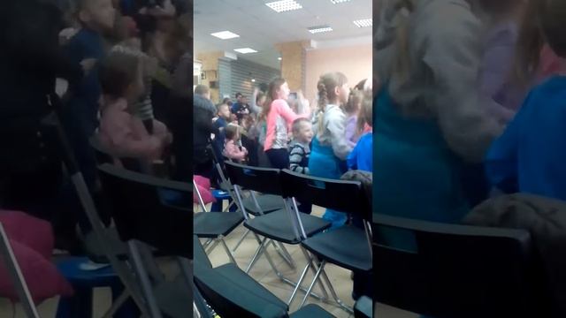 Танец папуаса смотреть на девочку в розовой кофте смотреть онлайн