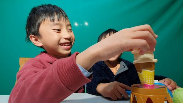 Let's Play Ice Cream Stacking Game! | Kidzdom смотреть онлайн