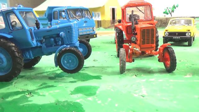 Машинки и тракторы решили искупаться.