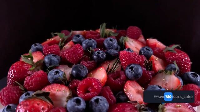 Торт ягодная полянка | Ягодный декор торта |Кондитерская Sweet Visors | Сладкие Козырьки смотреть онлайн