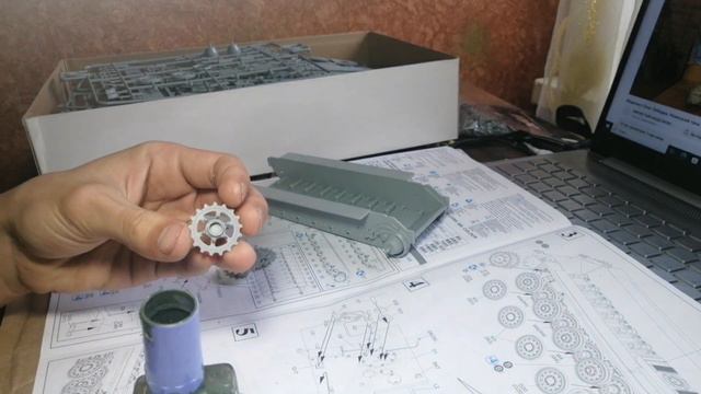 Обзор и сборка модели немецкого среднего танка Panther Ausf G(steel road wheels) от Dragon .1:35. смотреть онлайн