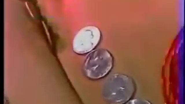 Девушка перемещает монеты мышцами живота смотреть онлайн