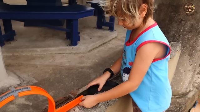 Играем в машинки игрушки в песке и воде. Манкиту смотреть онлайн