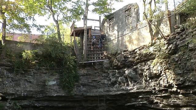 Rappel over the Historic Entrance to Horse Cave смотреть онлайн