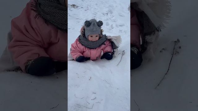 Зачем ватрушка? Если есть живот 😂 #девочка #смешныевидео #забавныедети #смех #доченька #новыйгод смотреть онлайн