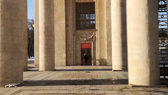 Внутри главной арки Парка Горького смотреть онлайн