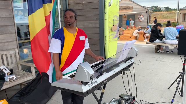 Lewis Esparon playing music Exmouth United Kingdom смотреть онлайн