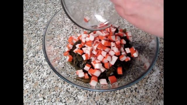 Салат с ламинарией и крабовыми палочками Salad with kelp and crab sticks смотреть онлайн
