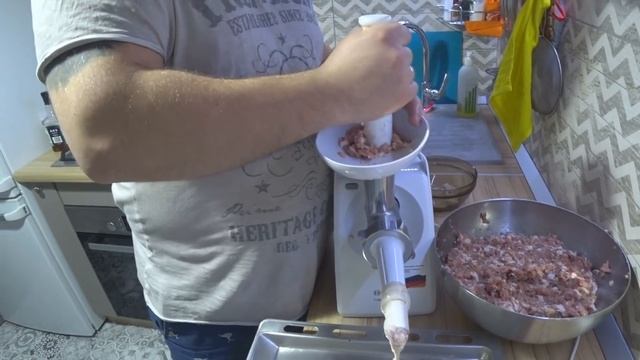 Колбаса в домашних условиях САМЫЙ лучший рецепт домашней колбасы из свинины. Украинская с чесноком. смотреть онлайн