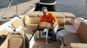 Обзор самого компактного в линейке Sea Ray боурайдера с гальюном - Sea Ray 230 SPX