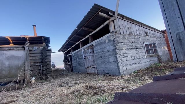 Весной на старом доме в деревне обязательно нужно делать уборку , дом на озере . смотреть онлайн