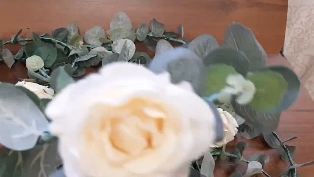 Венки из декоративного искусственного эвкалипта с белой розой смотреть онлайн