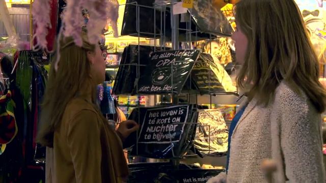 Uut de Hoogte aflevering 1: op zoek naar halloweenkostuums bij Firma Mulder смотреть онлайн