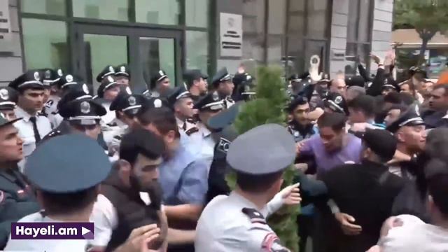 ՀՐԱՏԱՊ. Բախում ոստիկանների հետ նախարարությունների մոտ смотреть онлайн