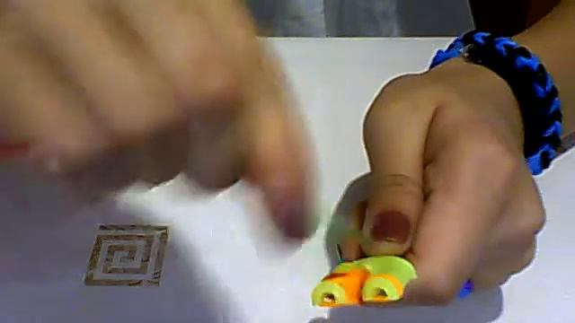 как сделать из резинок бараслетик смотреть онлайн