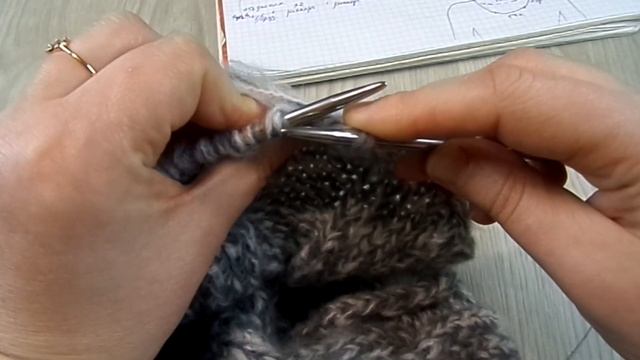 Плечевой скос и вырез горловины поворотными рядами без отрыва нити. Вязание спицами. смотреть онлайн