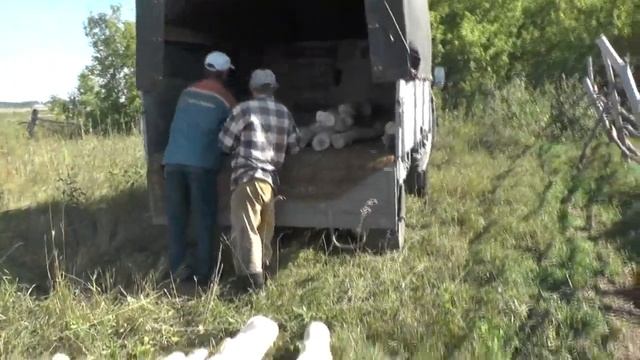 Для ремонта загона для скота завезли уже готовые столбушки. 28. 08. 2019 смотреть онлайн