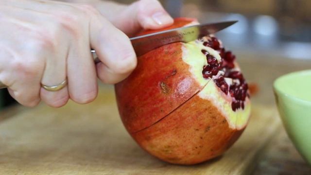 КАК ПОЧИСТИТЬ ГРАНАТ. Быстрый способ как правильно чистить гранат! смотреть онлайн