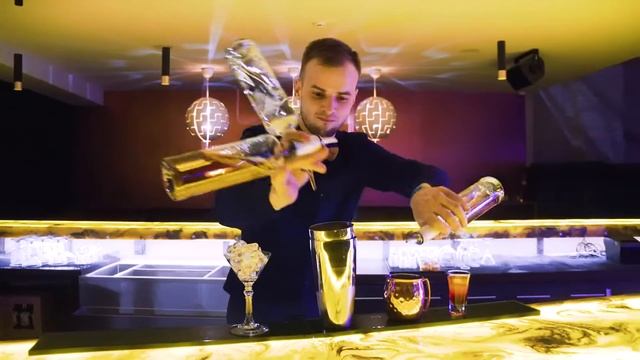 Бармен готовит коктейли, используя бар-стайл, флейринг. Bartender Makes Cocktails Using Tricks.