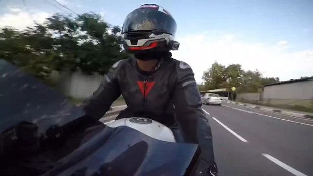 Девушка на мотоцикле BMW S1000RR. Трасса или трек? смотреть онлайн
