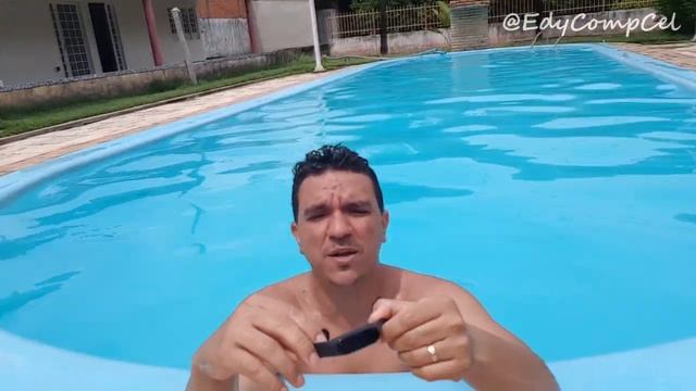 Xiaomi Mi Band 4 ENTRA ÁGUA? Testei na Piscina! #EdyCompCel #TrocadeVidros смотреть онлайн