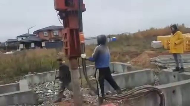 Погружение бетонных свай вибропогружателем РТС-15HFVS смотреть онлайн