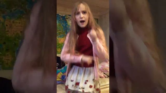 С девочкой Загадкой Мы делим шоколадку￼ смотреть онлайн