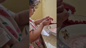 Рецепт домашнего йогурта из сока малины и мацони.