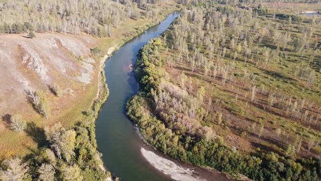 Скалы реки Бердь с высоты птичьего полета осенью смотреть онлайн
