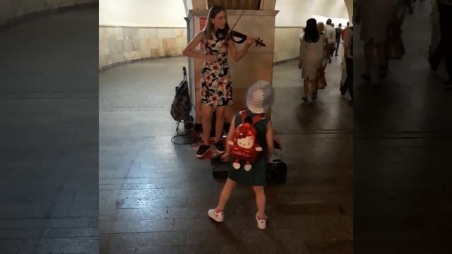 Анечка в метро слушает музыку, девушка играет на скрипке?. Переход на метро Охотный ряд. смотреть онлайн