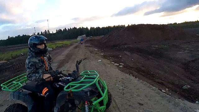 РАЗБИЛСЯ НА КВАДРИКЕ!!! РАЗДАЁМ С БРАТВОЙ ПО ПОЛЮ!!! (ПОКАТУШКИ #26) смотреть онлайн