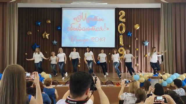 Родители выпускников - "Я мать, и я умею танцевать!" смотреть онлайн