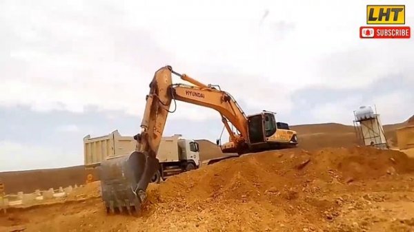 Hyundai 480 Excavator Loading Dumper Trucks , Road work - Heavy Transport