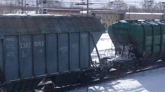 Электровоз ВЛ80с-2618 с грузовым поездом на станции Дзержинск смотреть онлайн