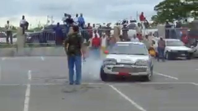 Richie Rerrie in the colt Evo 4x4 Donut around Junior barns смотреть онлайн