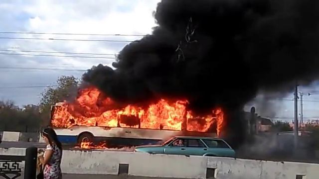 сгорел троллейбус в Волгограде. смотреть онлайн