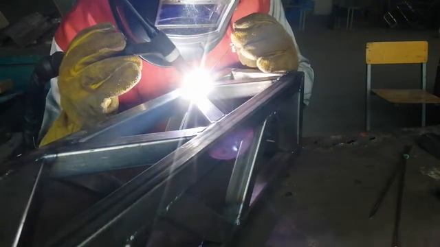 Сварка небольшой металлоконструкции смотреть онлайн