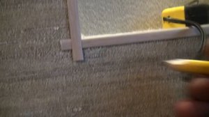 Как подрезать правильно пластиковый уголок на откосах и нишах.