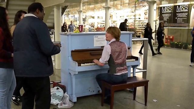 Street Piano at St Pancras International Station смотреть онлайн