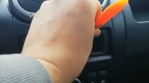 Как снять заглушку магнитолы Ларгус? Очень просто.