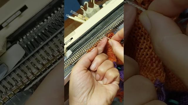 Вязаная наволочка для диванной подушки на вязальной машине в технике энтрелак смотреть онлайн