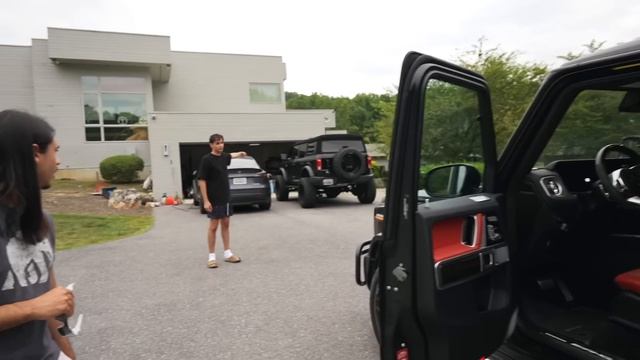 Mercedes AMG G63 vs Ford Bronco - TUG OF WAR! смотреть онлайн