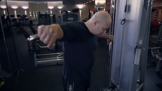 3.10| Отведение руки (махи) в сторону на нижнем блоке кроссовера: техника, целевые мышцы | CAST-IRO смотреть онлайн