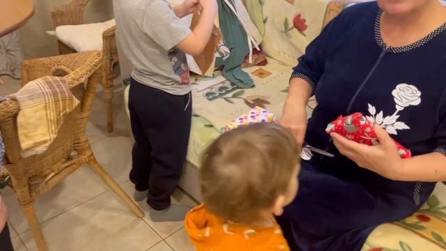 ВЛОГ. Семейное празднование дня рождения в деревне. Открываем подарки. Ужин при свечах смотреть онлайн