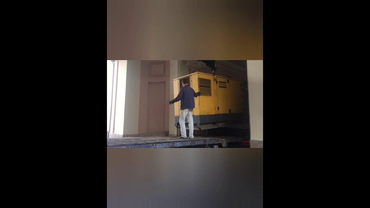 Серьёзная и сложная работа.Доставка и выгрузка тяжёлых генераторов в тесной арке. смотреть онлайн