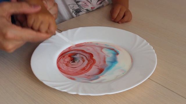 РИСОВАНИЕ НА СЛИВКАХ | Milk Food Coloring And Dish Soap - Science Experiment смотреть онлайн