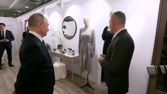 Владимир Путин обзавелся пуховиком из России и угостился детским печеньем